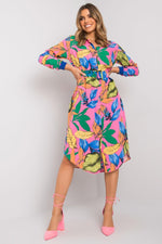 Mid-length dress with pink floral pattern adorned with a tone-on-tone belt